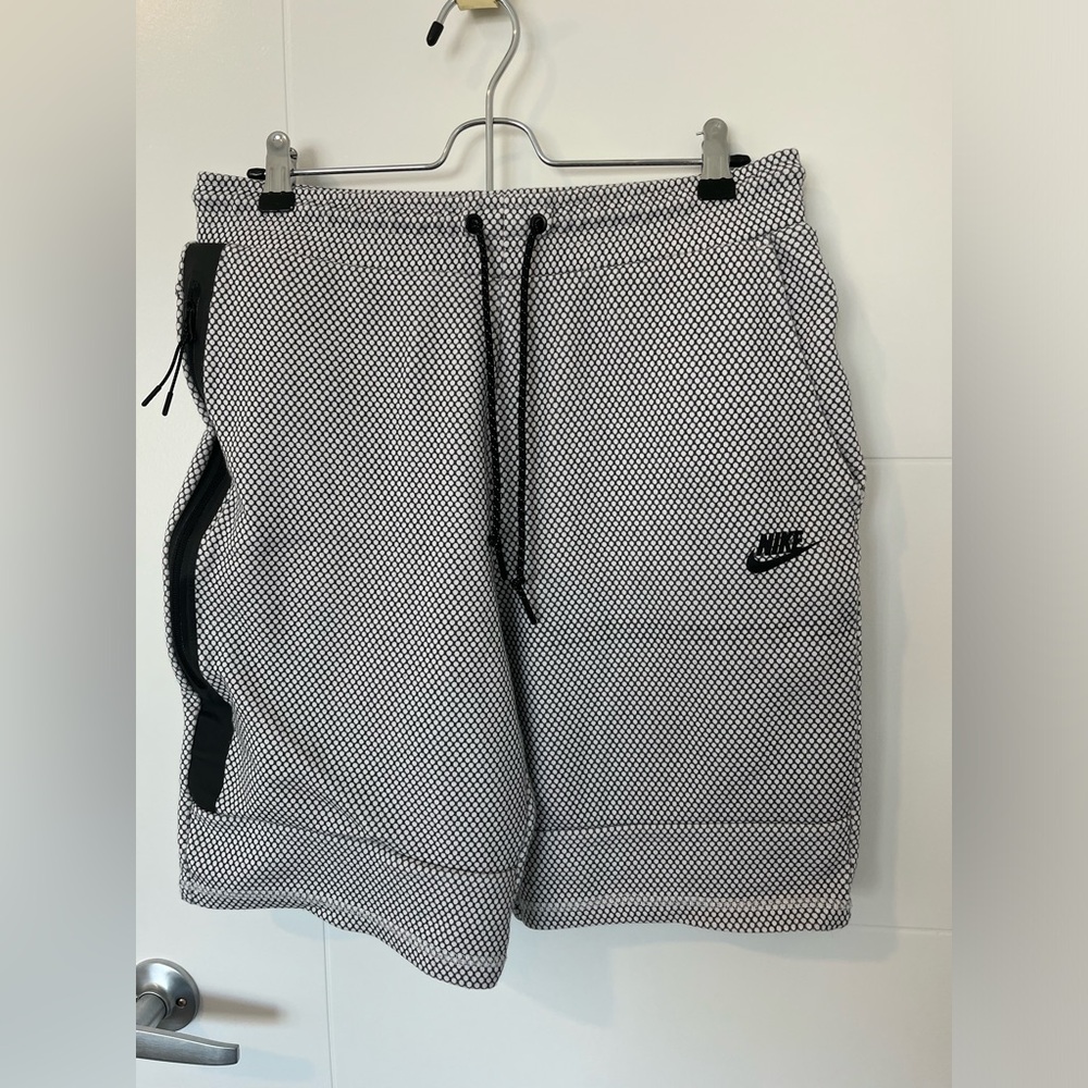 Nike Men's Gray Drawstring HoneyComb Tapered Shorts SZ M